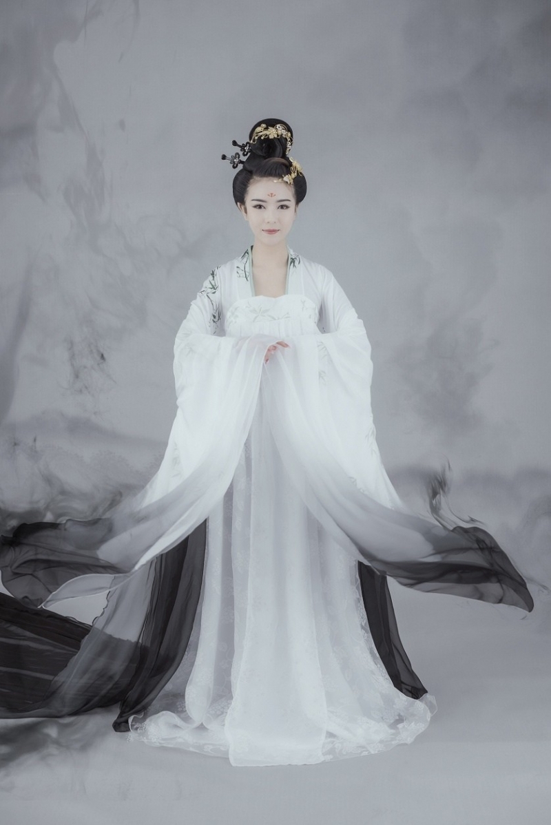 古装美女仙气飘飘水墨风艺术照