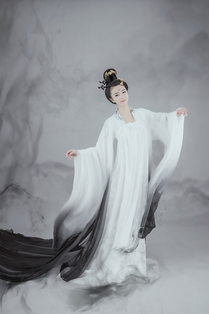 古装美女仙气飘飘水墨风艺术照