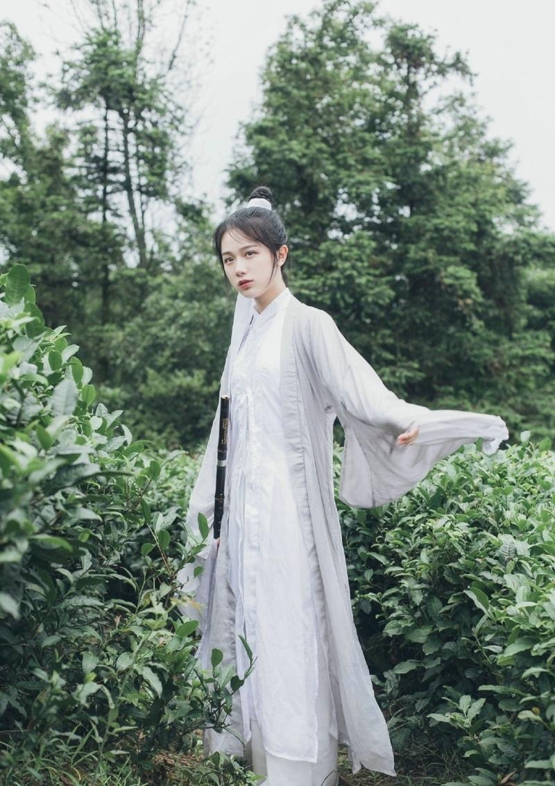 古装美女白衣飘飘清新脱俗图片