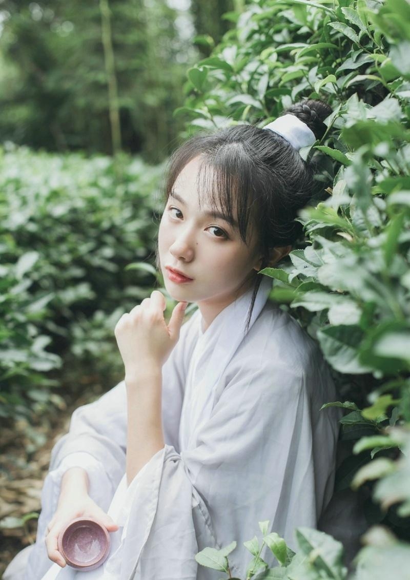 古装美女白衣飘飘清新脱俗图片