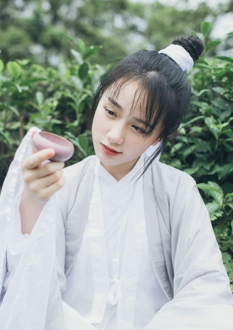 古装美女白衣飘飘清新脱俗图片