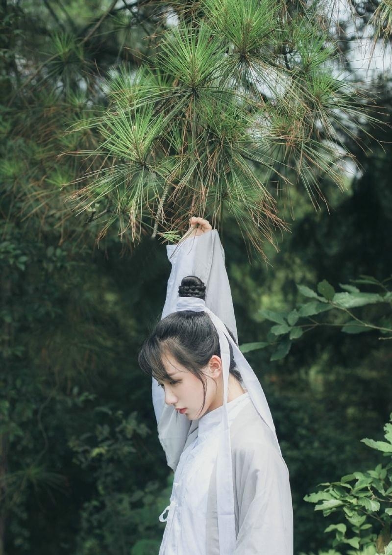 古装美女白衣飘飘清新脱俗图片