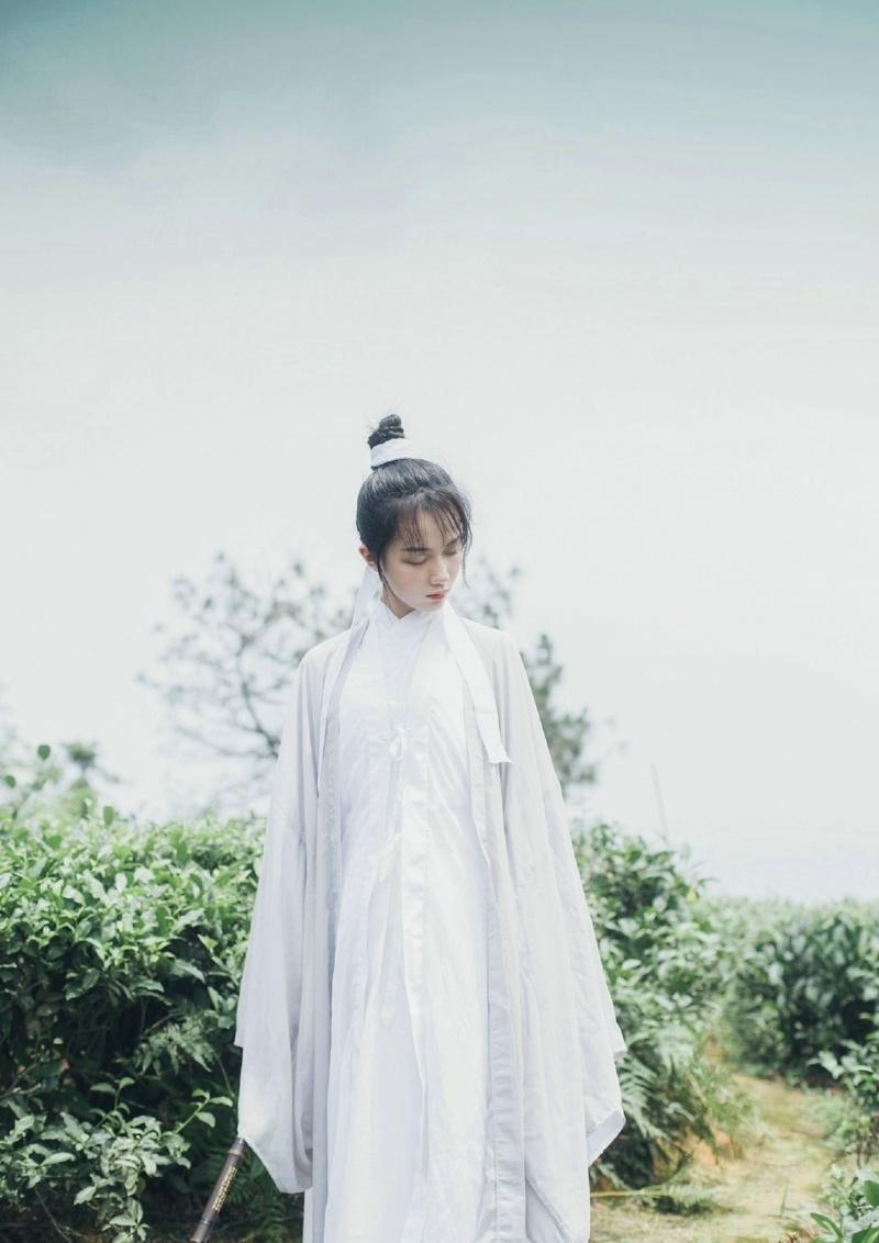 古装美女白衣飘飘清新脱俗图片