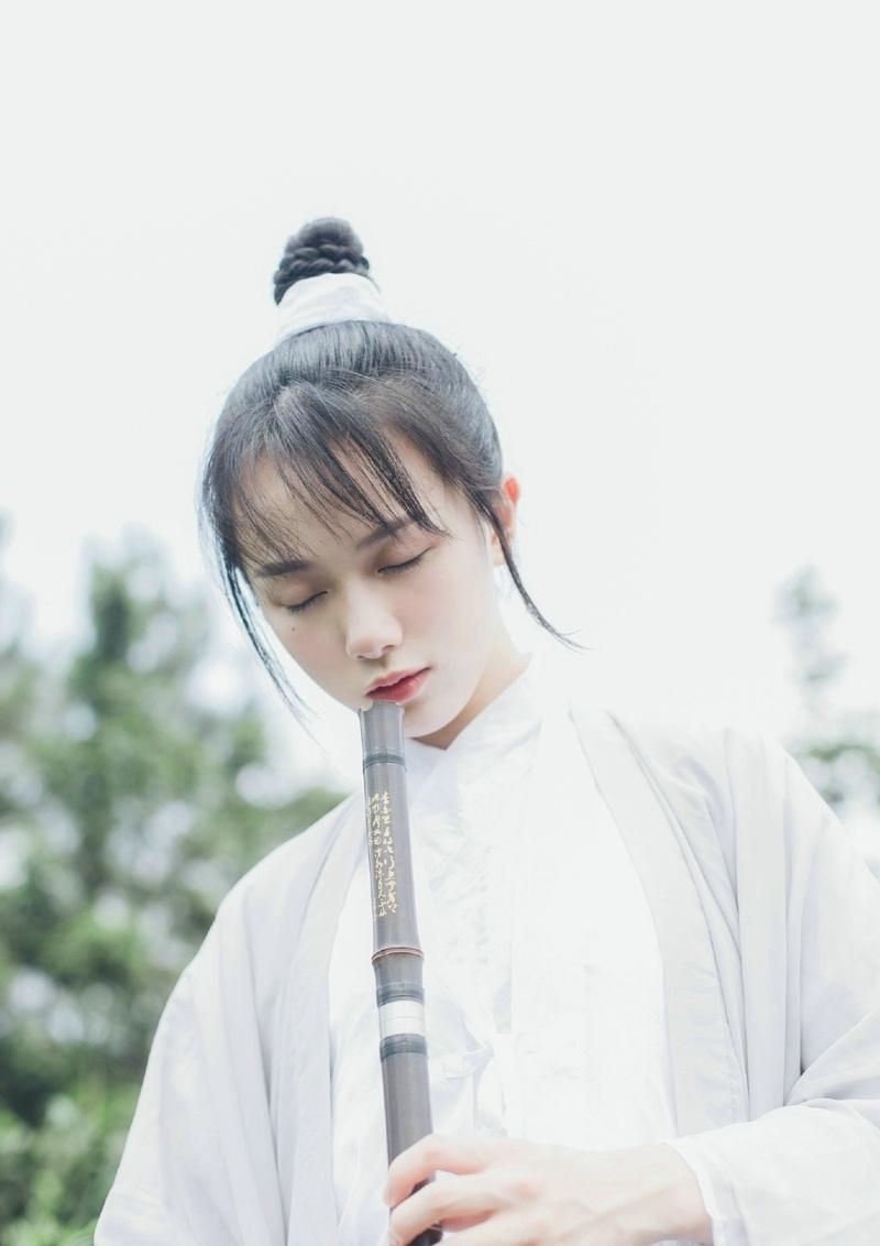 古装美女白衣飘飘清新脱俗图片