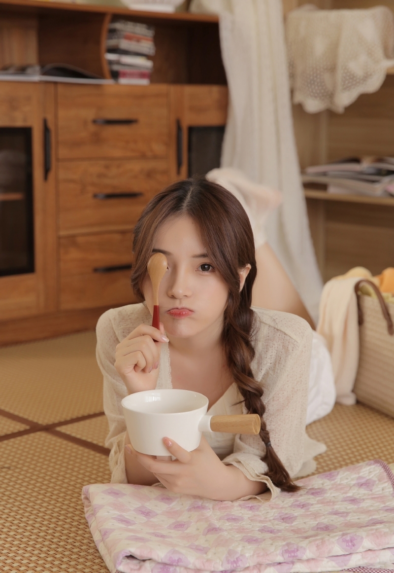 麻花辫美眉白皙大长腿私房写真