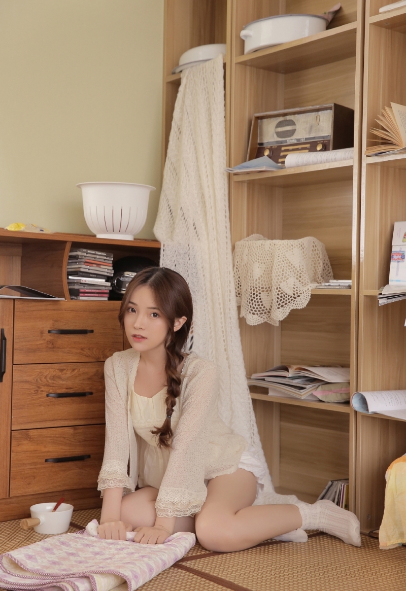 麻花辫美眉白皙大长腿私房写真