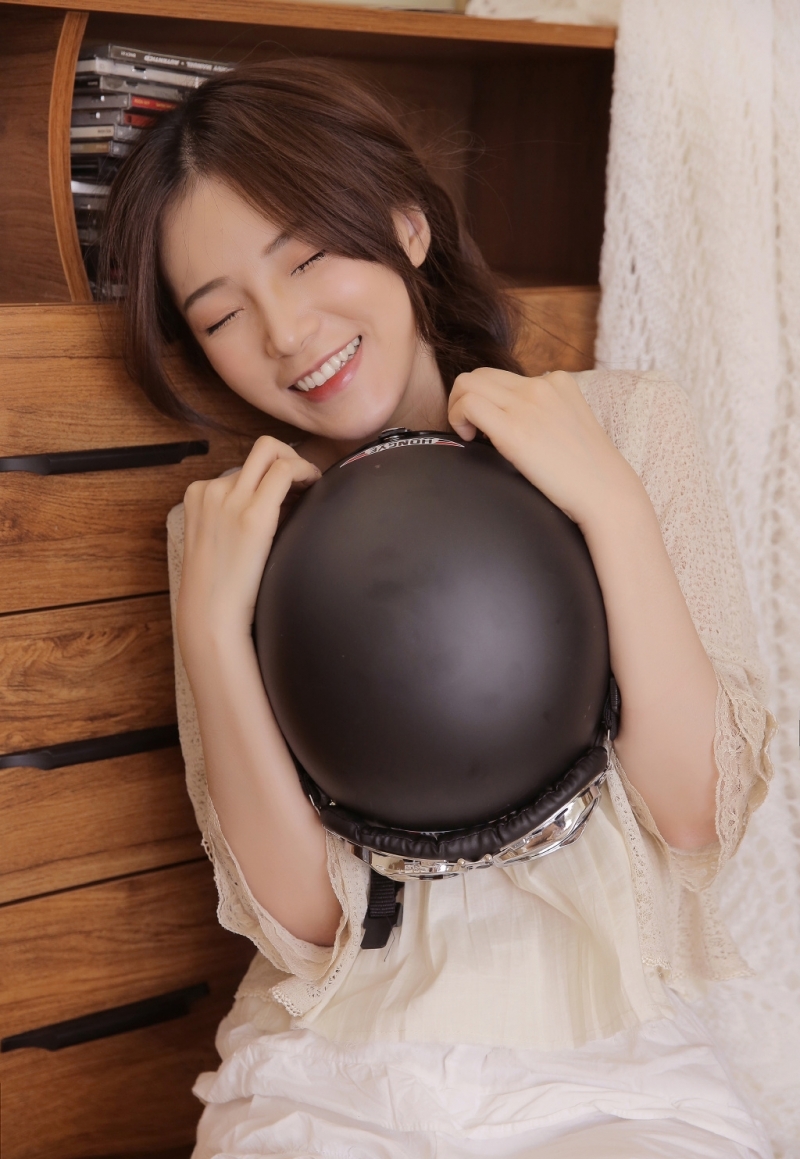 麻花辫美眉白皙大长腿私房写真