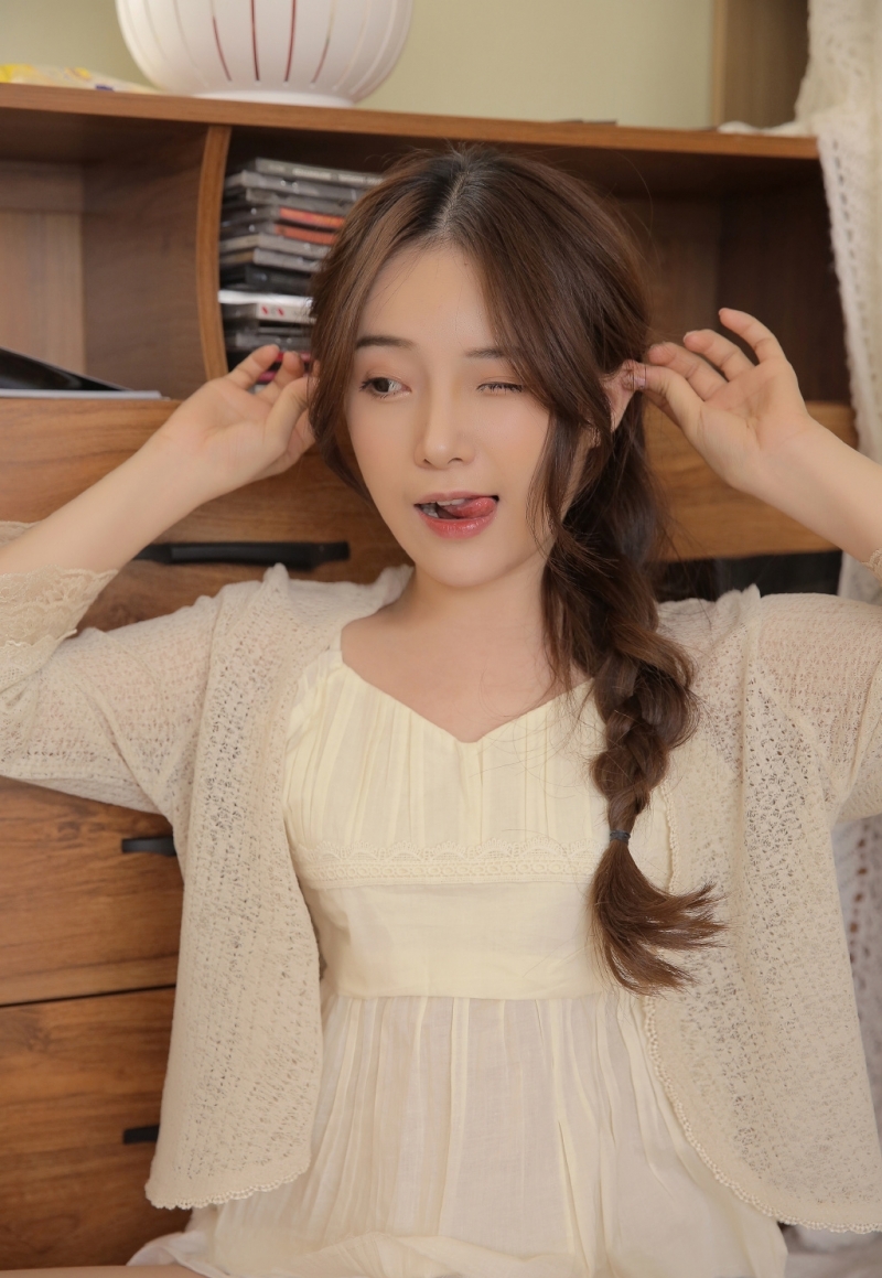 麻花辫美眉白皙大长腿私房写真