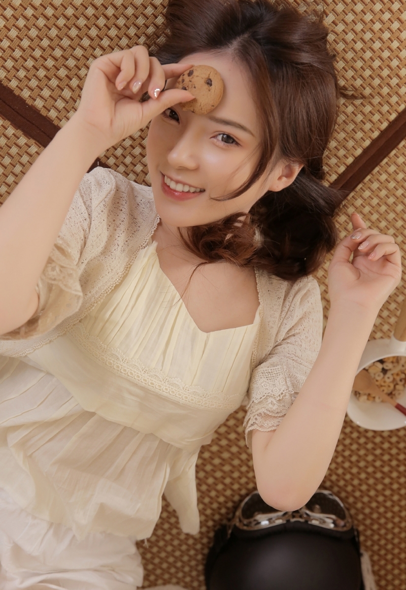 麻花辫美眉白皙大长腿私房写真