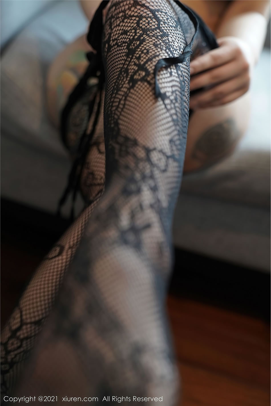 [XIUREN秀人网] 姝姝不是妹妹 NO.3124 性感黑丝网袜美乳火辣写真