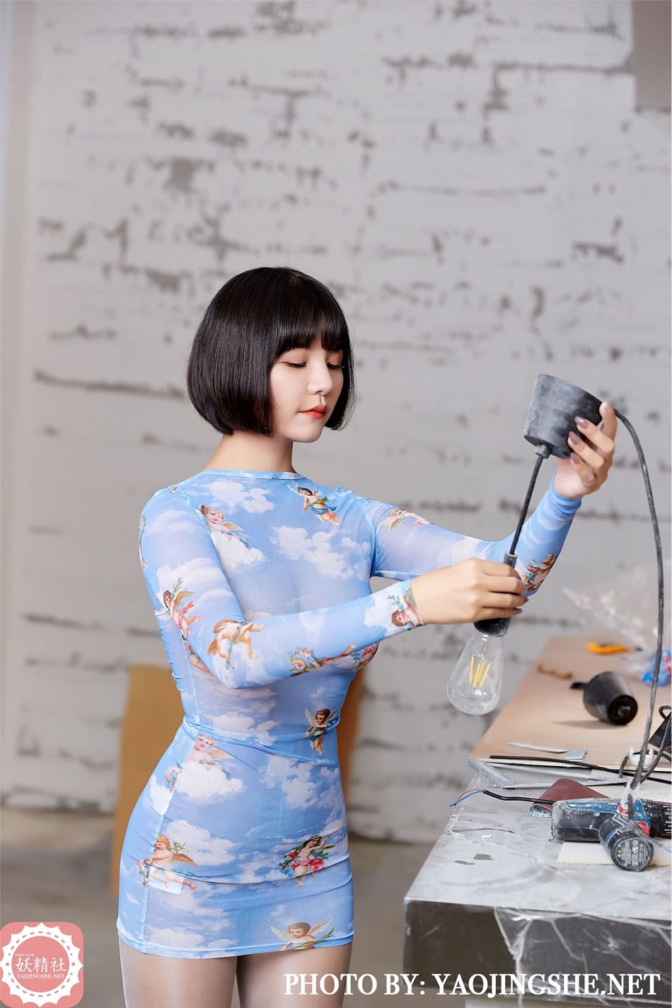[YJS妖精社] 《唐飞飞-装修工》 T2035 超短裙性感丝袜写真