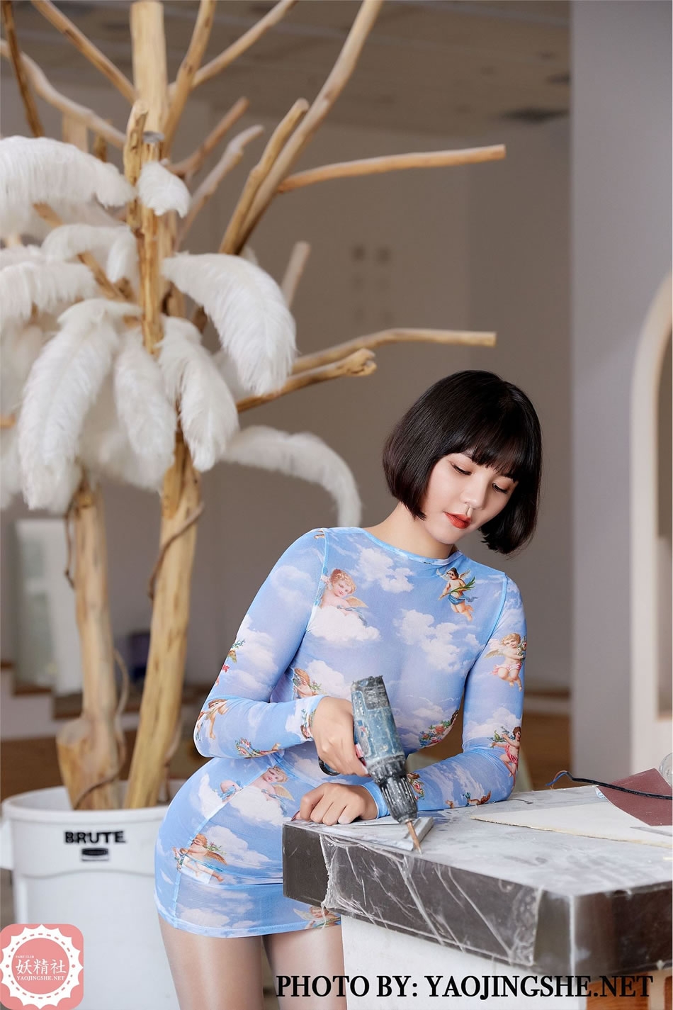 [YJS妖精社] 《唐飞飞-装修工》 T2035 超短裙性感丝袜写真