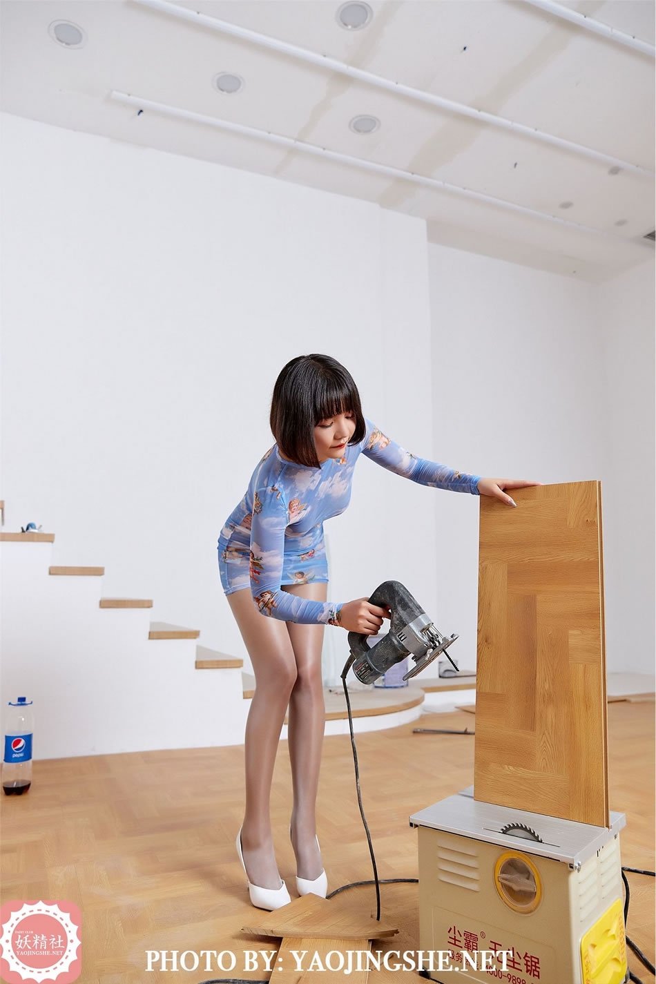 [YJS妖精社] 《唐飞飞-装修工》 T2035 超短裙性感丝袜写真