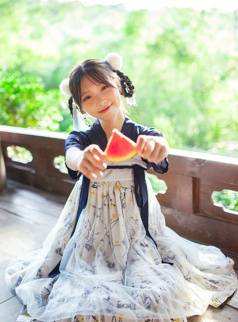 吃西瓜的汉服少女娇小玲珑图片