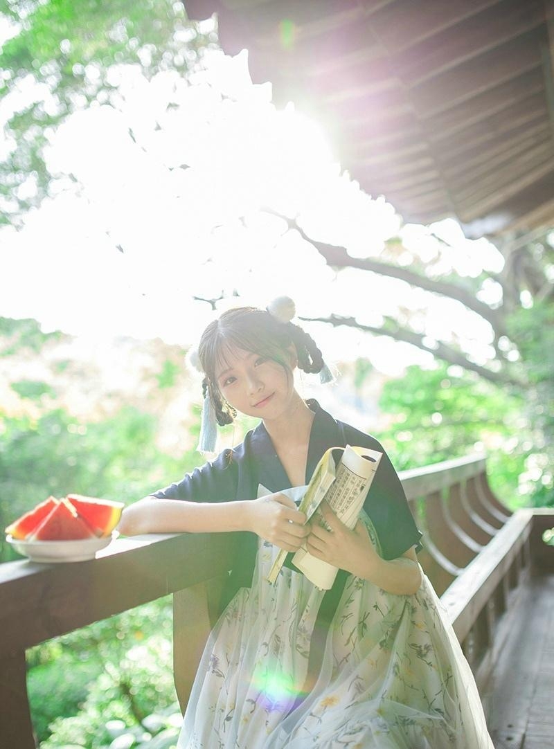吃西瓜的汉服少女娇小玲珑图片