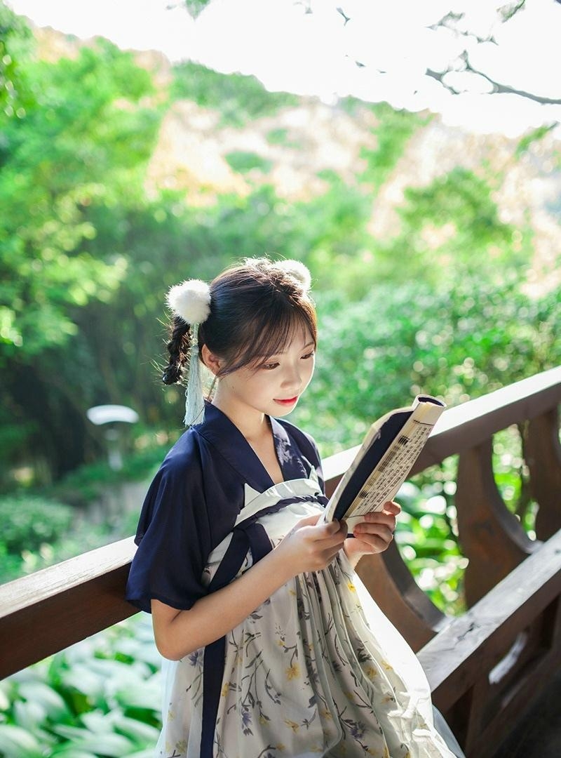 吃西瓜的汉服少女娇小玲珑图片