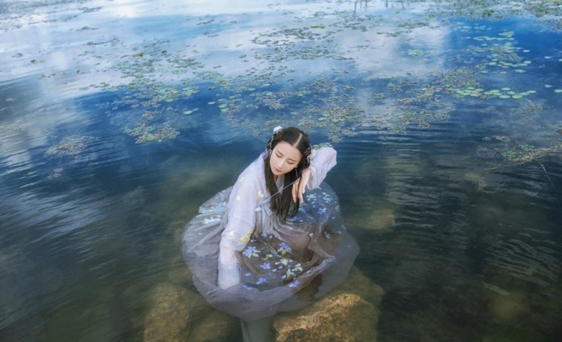 汉服少女出水芙蓉唯美古风摄影