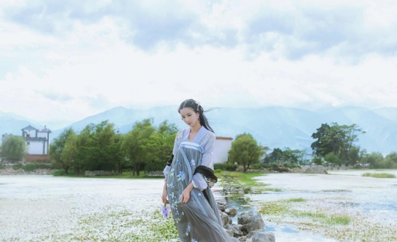 汉服少女出水芙蓉唯美古风摄影