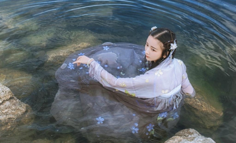 汉服少女出水芙蓉唯美古风摄影