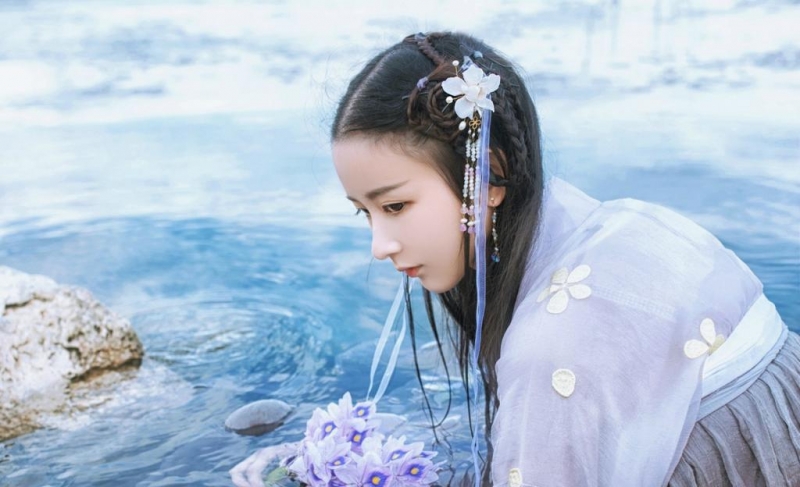 汉服少女出水芙蓉唯美古风摄影