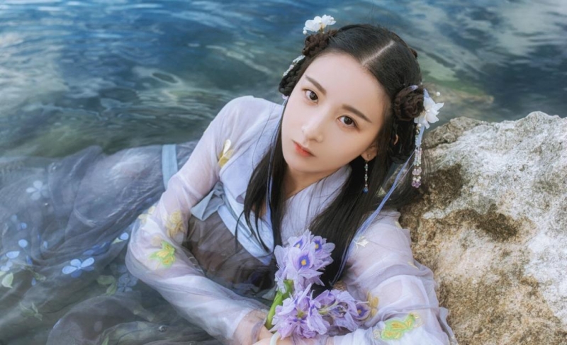 汉服少女出水芙蓉唯美古风摄影