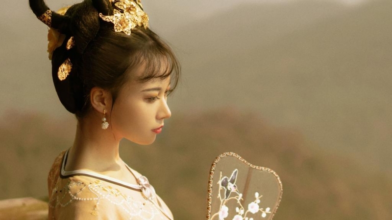 汉服少女面容清秀身姿曼妙图片