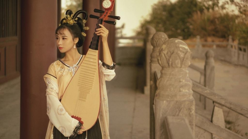 汉服少女面容清秀身姿曼妙图片