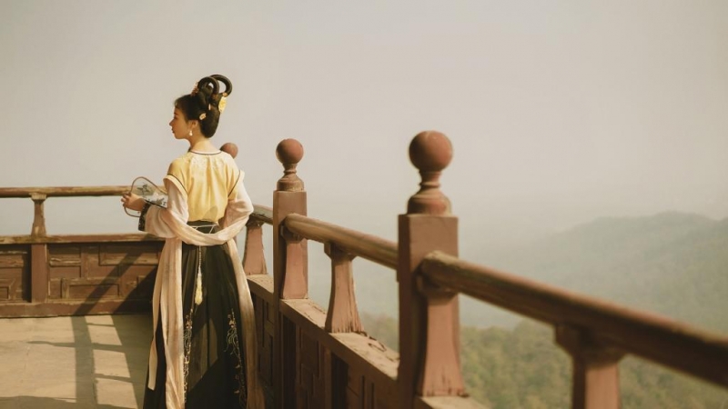 汉服少女面容清秀身姿曼妙图片