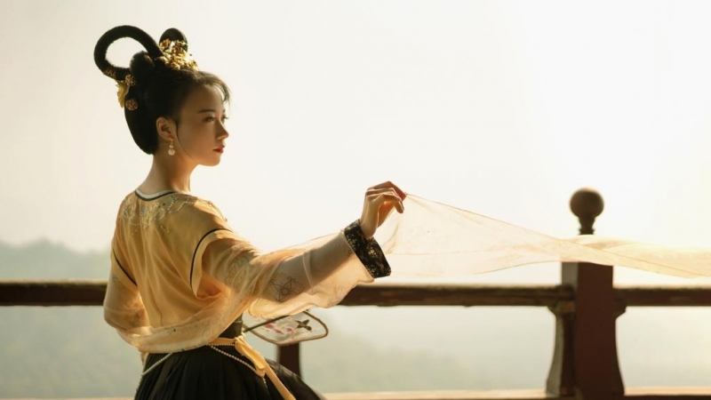 汉服少女面容清秀身姿曼妙图片