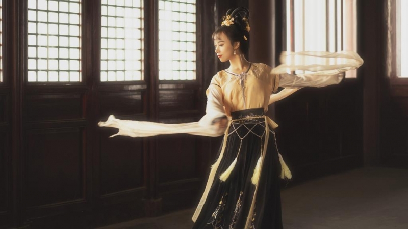 汉服少女面容清秀身姿曼妙图片