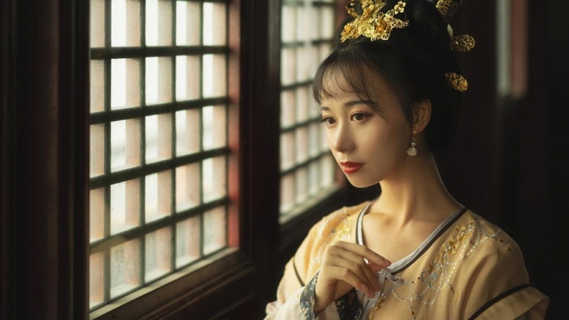 汉服少女面容清秀身姿曼妙图片