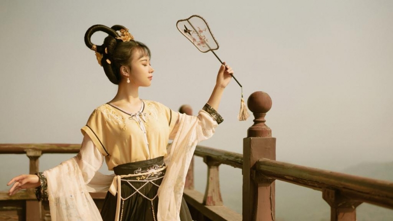 汉服少女面容清秀身姿曼妙图片