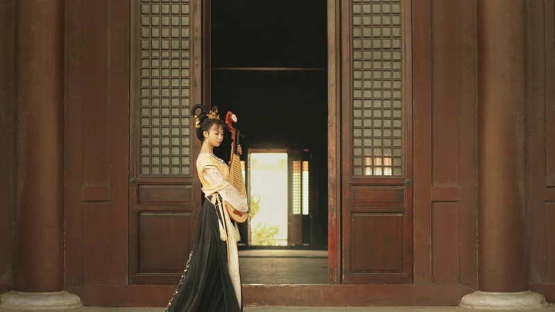 汉服少女面容清秀身姿曼妙图片