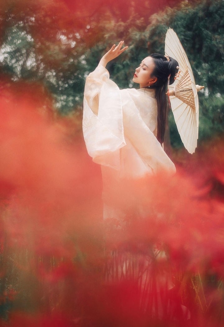 花丛中的汉服美女千娇百媚图片