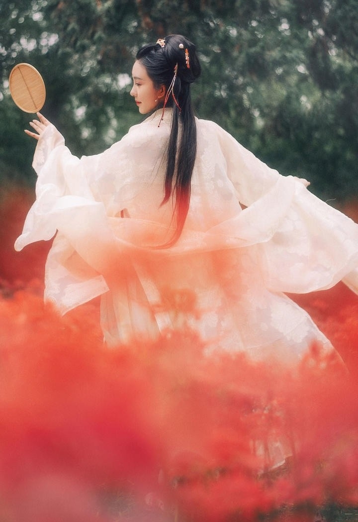 花丛中的汉服美女千娇百媚图片