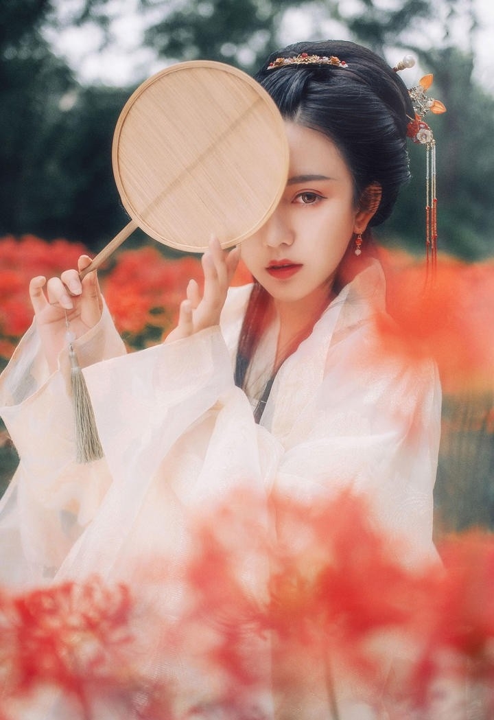 花丛中的汉服美女千娇百媚图片