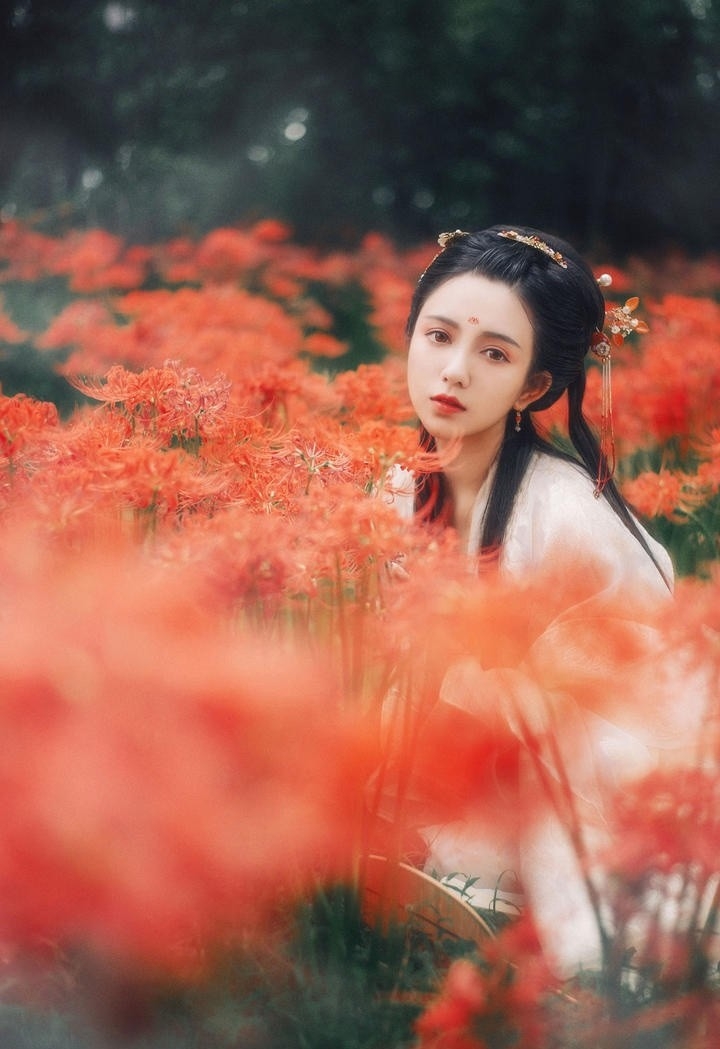 花丛中的汉服美女千娇百媚图片