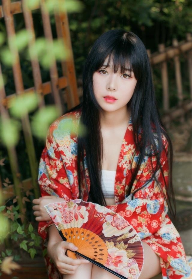 红唇雪肤古装美女小露香肩写真