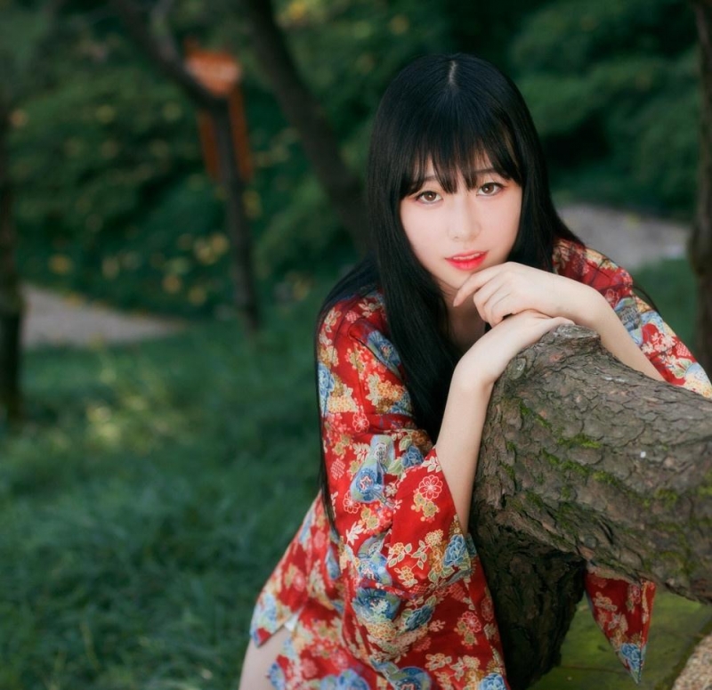 红唇雪肤古装美女小露香肩写真