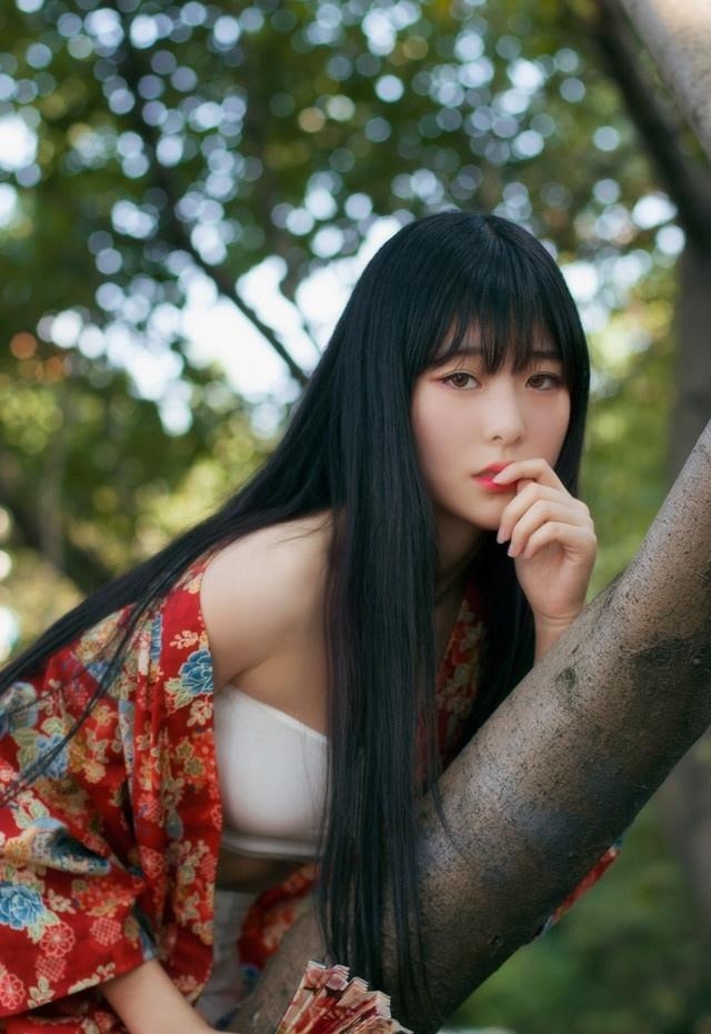 红唇雪肤古装美女小露香肩写真