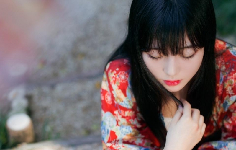 红唇雪肤古装美女小露香肩写真