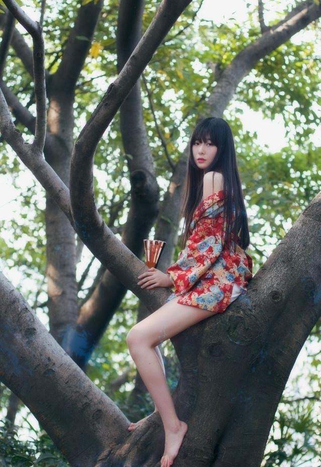 红唇雪肤古装美女小露香肩写真