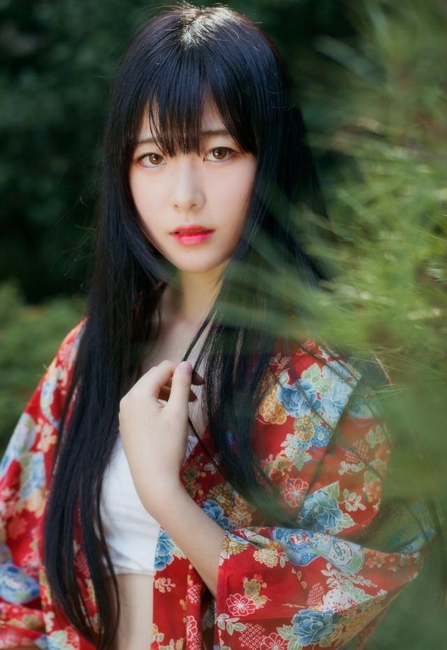 红唇雪肤古装美女小露香肩写真