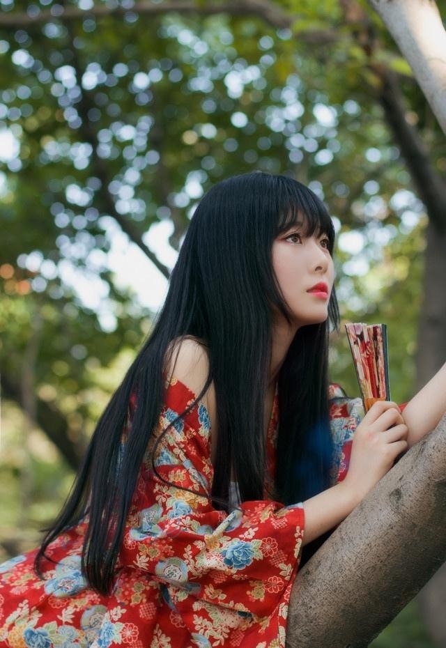 红唇雪肤古装美女小露香肩写真