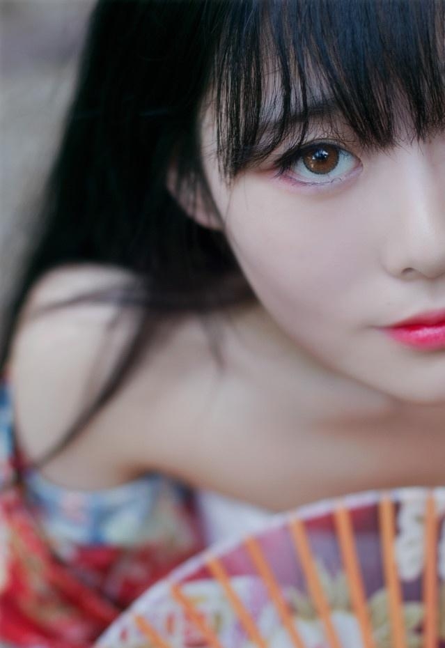 红唇雪肤古装美女小露香肩写真