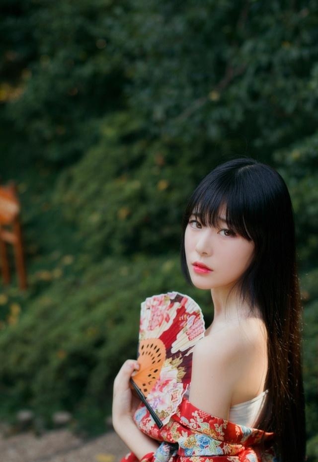 红唇雪肤古装美女小露香肩写真