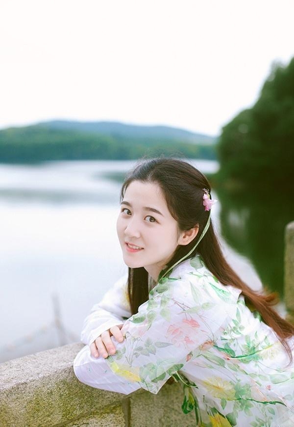 荷塘边的汉服少女清新脱俗图片