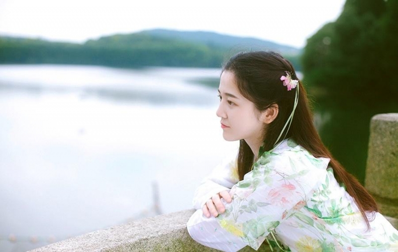 荷塘边的汉服少女清新脱俗图片