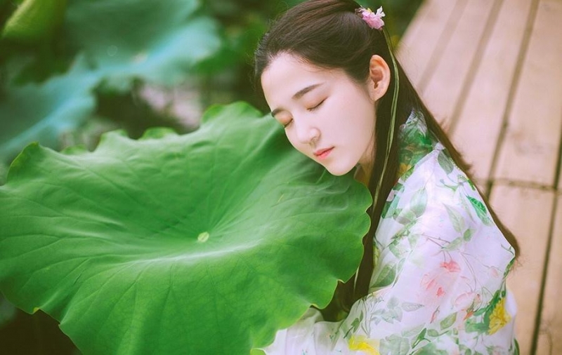 荷塘边的汉服少女清新脱俗图片