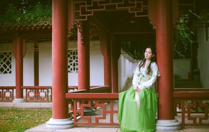 荷塘边的汉服少女清新脱俗图片